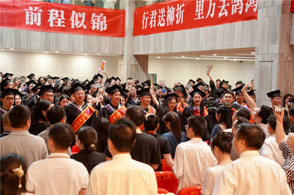 https://img-xhpfm.xinhuaxmt.com/News/202306/GhbfshC007004_20230620_CBMFN0A003.jpg?x-oss-process=image/resize,w_1000/auto-orient,1/quality,Q_80